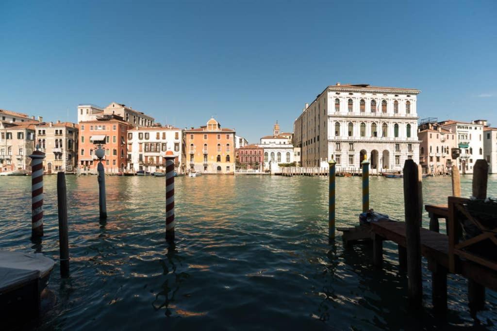 Grand Canal Next To Guggenheim Venice Exterior photo